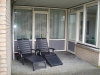 Terras met ligstoelen